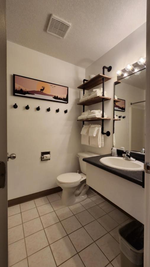 Mountain View Inn Канмор Экстерьер фото